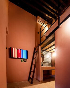 Habitación doble económica, 1 cama matrimonial, sin ventanas | Decoración personalizada, muebles diferentes y escritorio 