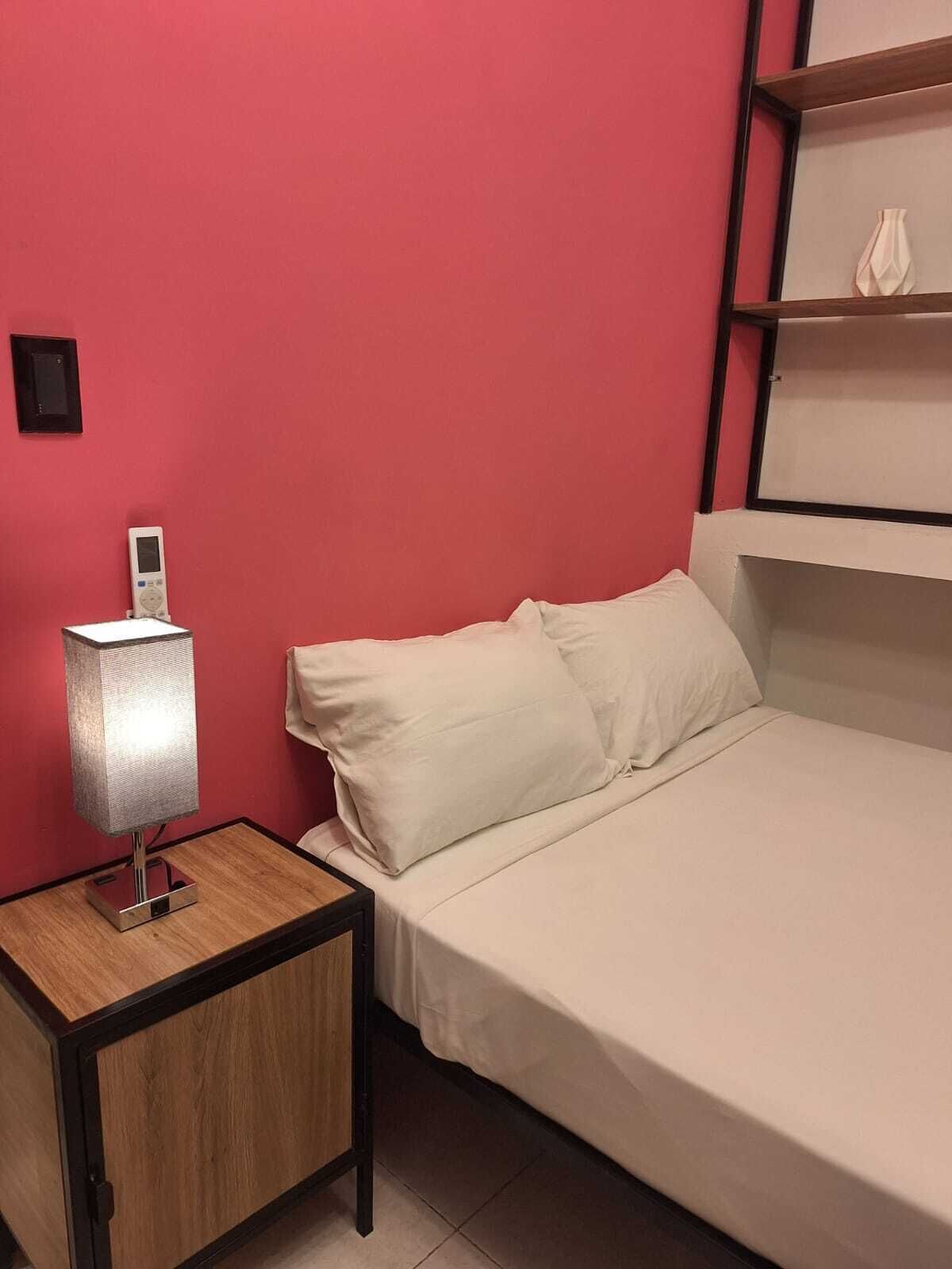 Basic-Doppelzimmer, 1 Doppelbett, ohne Fenster | Individuell dekoriert, individuell eingerichtet, Schreibtisch