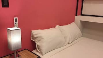Basic-Doppelzimmer, 1 Doppelbett, ohne Fenster | Individuell dekoriert, individuell eingerichtet, Schreibtisch