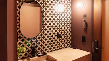 經濟雙人房, 1 張標準雙人床, 無窗戶 | 浴室 | 淋浴設備、免費盥洗用品、毛巾、肥皂