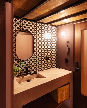 Habitación doble económica, 1 cama matrimonial, sin ventanas | Baño | Regadera, amenidades de baño gratuitas, toallas, jabón 