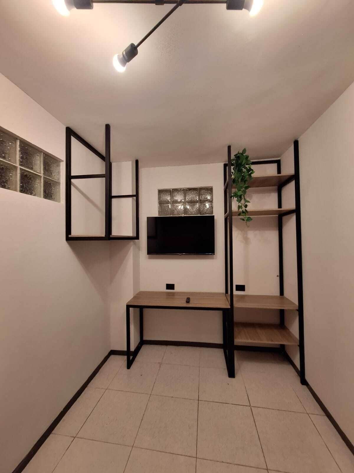 Economy dubbelrum - 1 dubbelsäng - inga fönster | Individuell inredning, unika möbler, skrivbord och arbetsyta för laptop