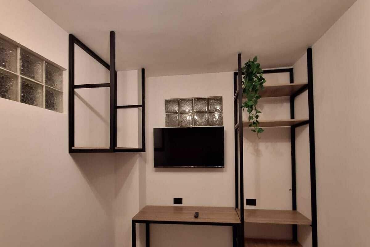 Economy dubbelrum - 1 dubbelsÀng - inga fönster | Individuell inredning, unika möbler, skrivbord och arbetsyta för laptop