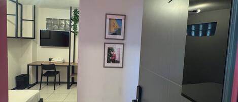 Economy-Doppelzimmer, 1 Doppelbett, ohne Fenster | Individuell dekoriert, individuell eingerichtet, Schreibtisch