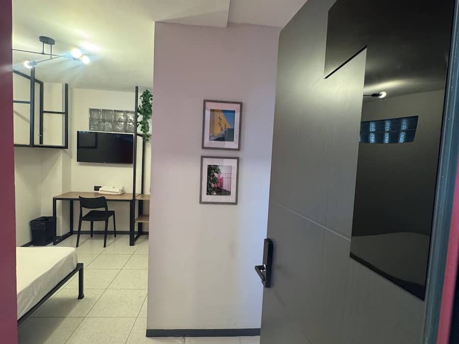 Økonomi-dobbeltrom, 1 dobbeltseng, ingen vinduer | Individuelt dekorert, individuelt innredet og skrivebord