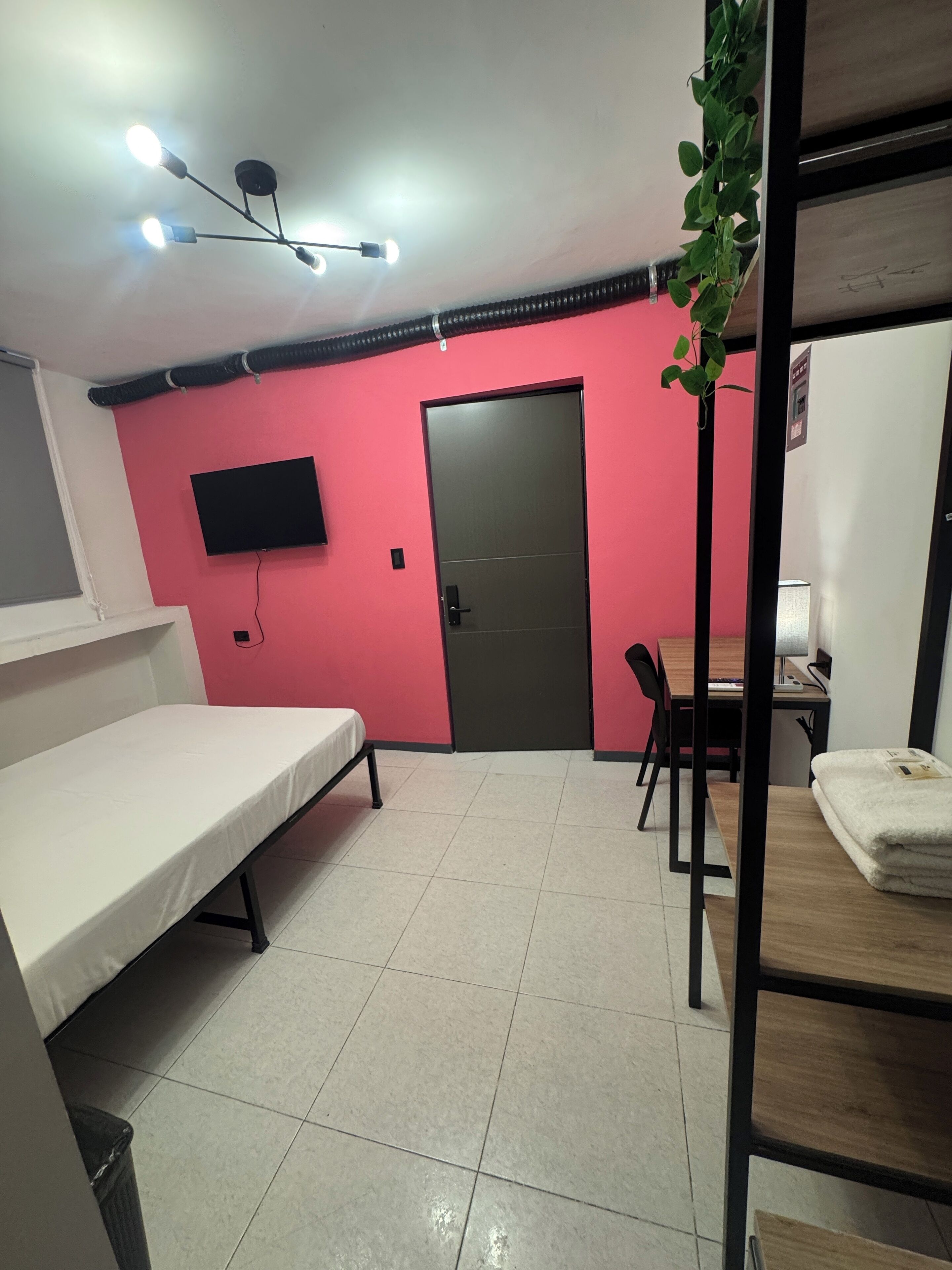 Deluxe dubbelrum - 1 dubbelsäng - utsikt mot staden | Individuell inredning, unika möbler, skrivbord och arbetsyta för laptop