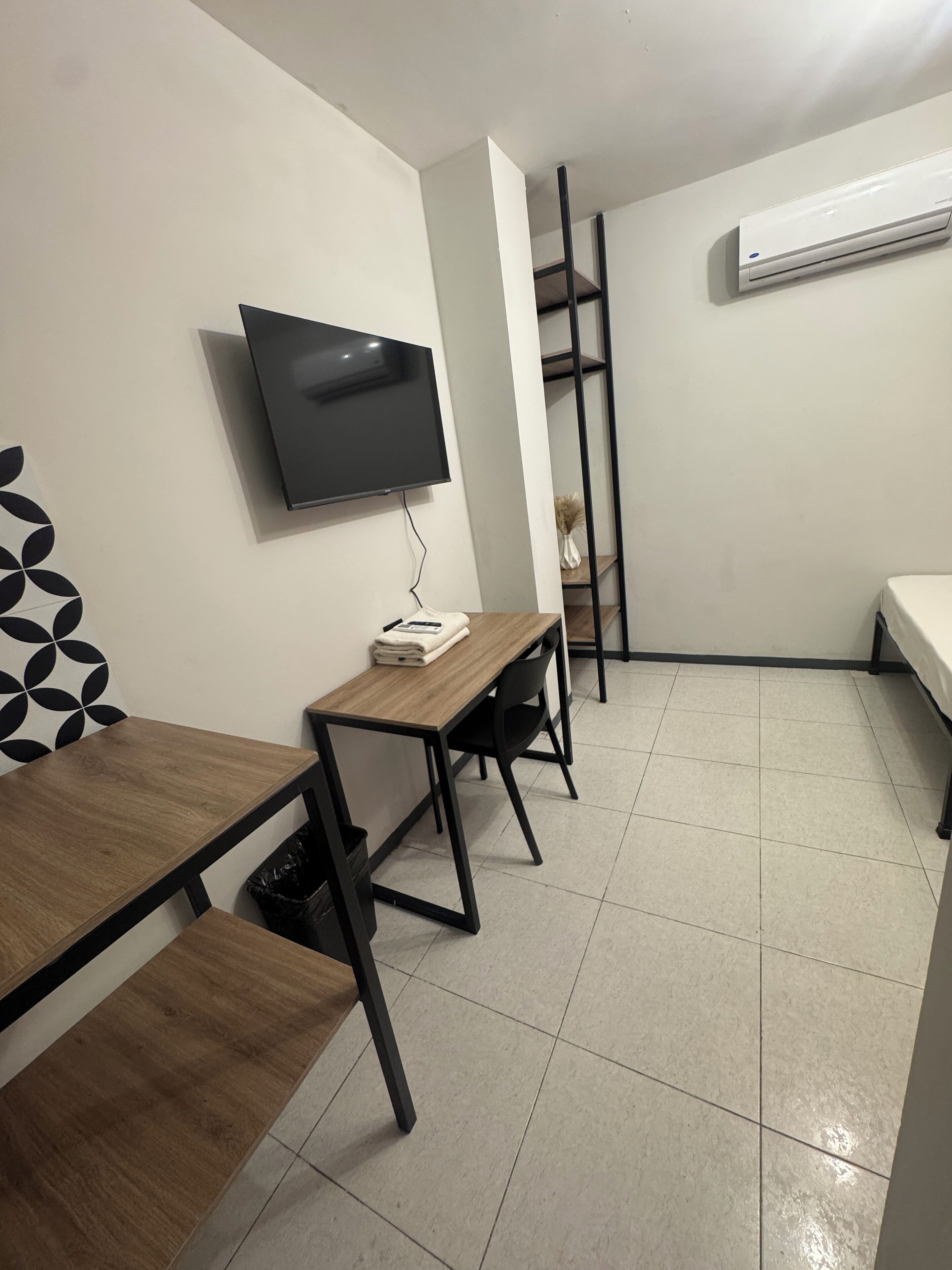 基础双人房, 1 张双人床, 无窗 | 特色装修、特色家居、办公桌、笔记本电脑工作区