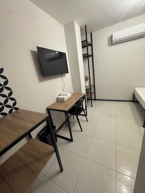 Basic dubbelrum - 1 dubbelsÀng - inga fönster | Individuell inredning, unika möbler, skrivbord och arbetsyta för laptop