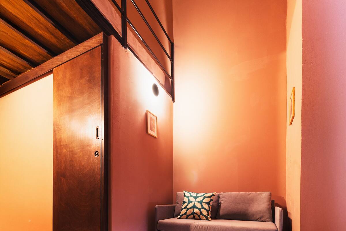 Habitación doble económica, 1 cama matrimonial, sin ventanas | Decoración personalizada, muebles diferentes y escritorio