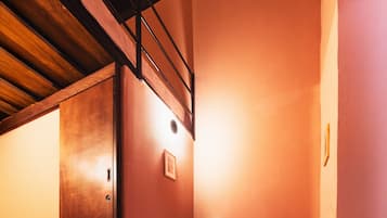 經濟雙人房, 1 張標準雙人床, 無窗戶 | 獨特裝潢、布置獨特、書桌、筆電工作空間