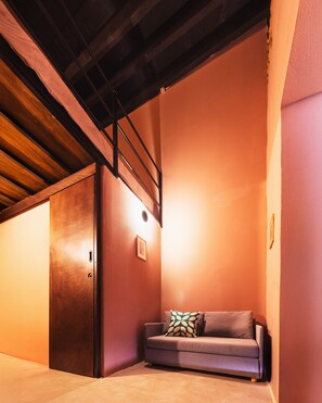 Habitación doble económica, 1 cama matrimonial, sin ventanas | Decoración personalizada, muebles diferentes y escritorio 