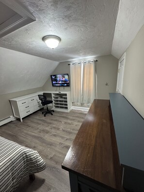 3 makuuhuonetta, silitysrauta/-lauta, ilmainen Wi-Fi