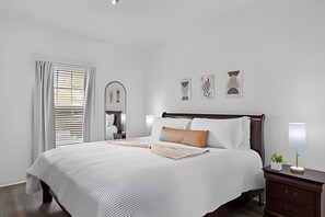 3 bedrooms, iron/ironing board, Internet, bed sheets - Modern 3BR Villa near Disney & Resort Access (Kissimmee)