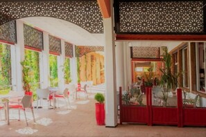 Outdoor dining - Riad with 3 Swimming Pools (Marrakech)