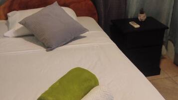 4 bedrooms, iron/ironing board, internet, bed sheets