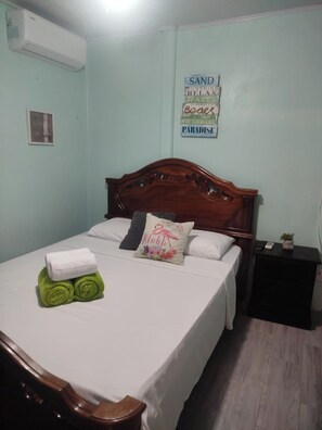 4 bedrooms, iron/ironing board, Internet, bed sheets