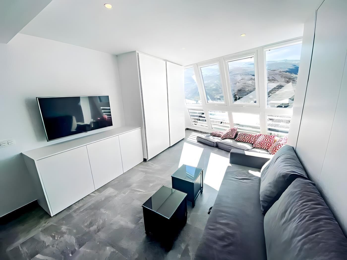 Deluxe appartement, uitzicht op bergen | Woonruimte | Een 42-inch flatscreentelevisie met kabelzenders