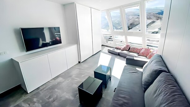 Apartamento luxo, vista para a montanha | Área de estar | TV de tela plana 42 polegadas com canais a cabo