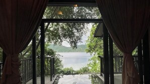 Une piscine extérieure avec vue sur un lac et des montagnes.