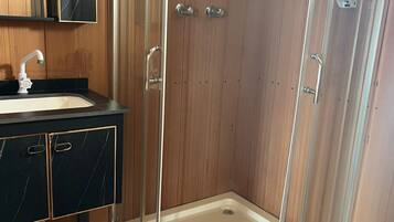 Tina y regadera independientes, amenidades de baño gratuitas, toallas