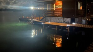 A wooden building with a sign reading "MATA MI PANAMA" near a pool. - Isla privada Mata Mua (Bocas del Toro)