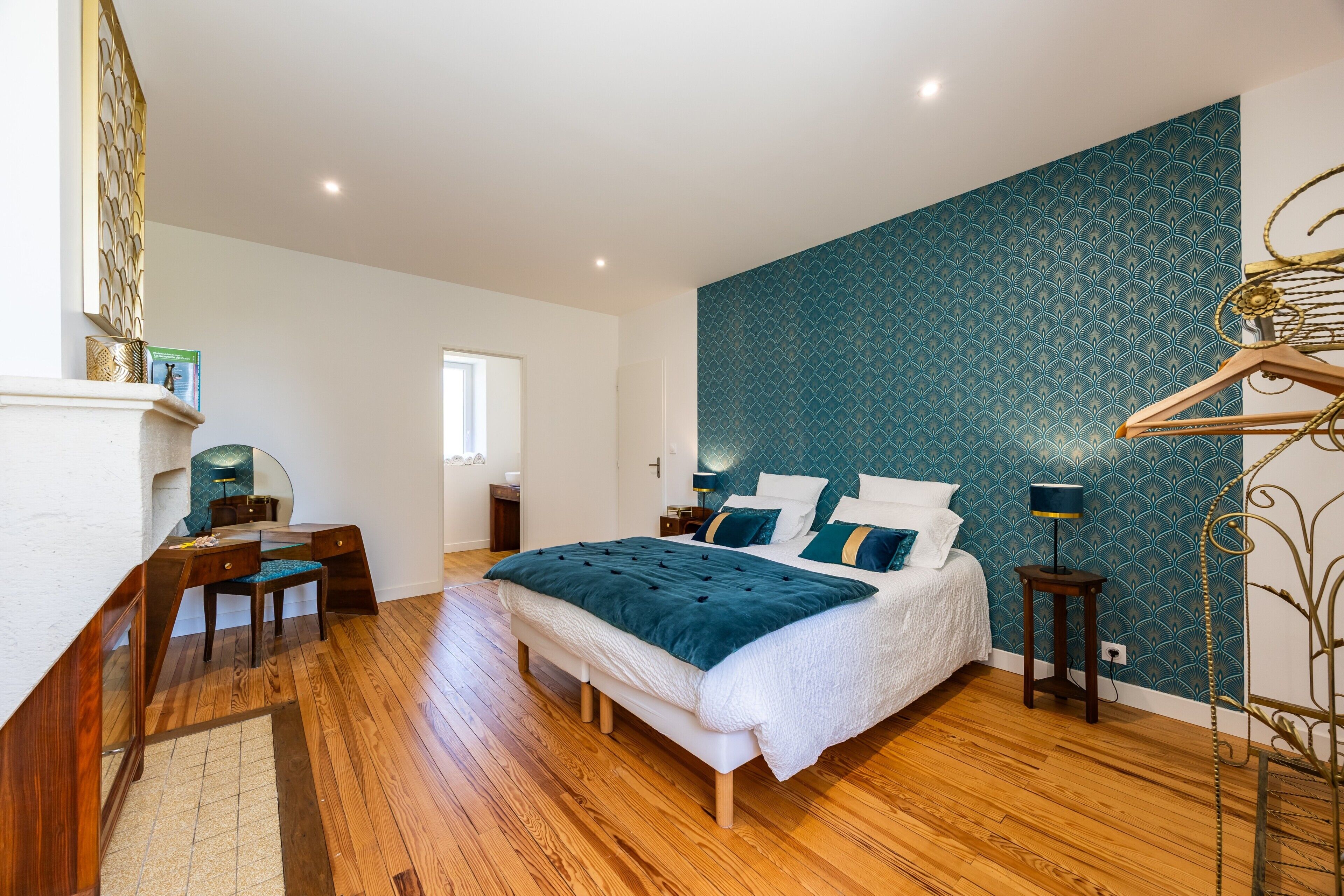 Une chambre à coucher avec un lit, un bureau et une chaise.
