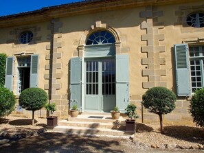 Exterior detail - Florence Room — Italian Elegance & Modern Comfort (Puybarban)