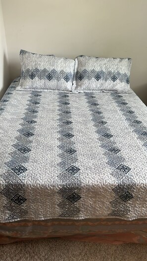 3 عدّة غرف نوم ومكواة/لو�ح كي وخدمة الإنترنت وملاءات أسرّة