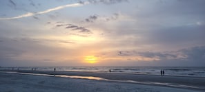 Aurinkotuoleja, rantapyyhkeitä