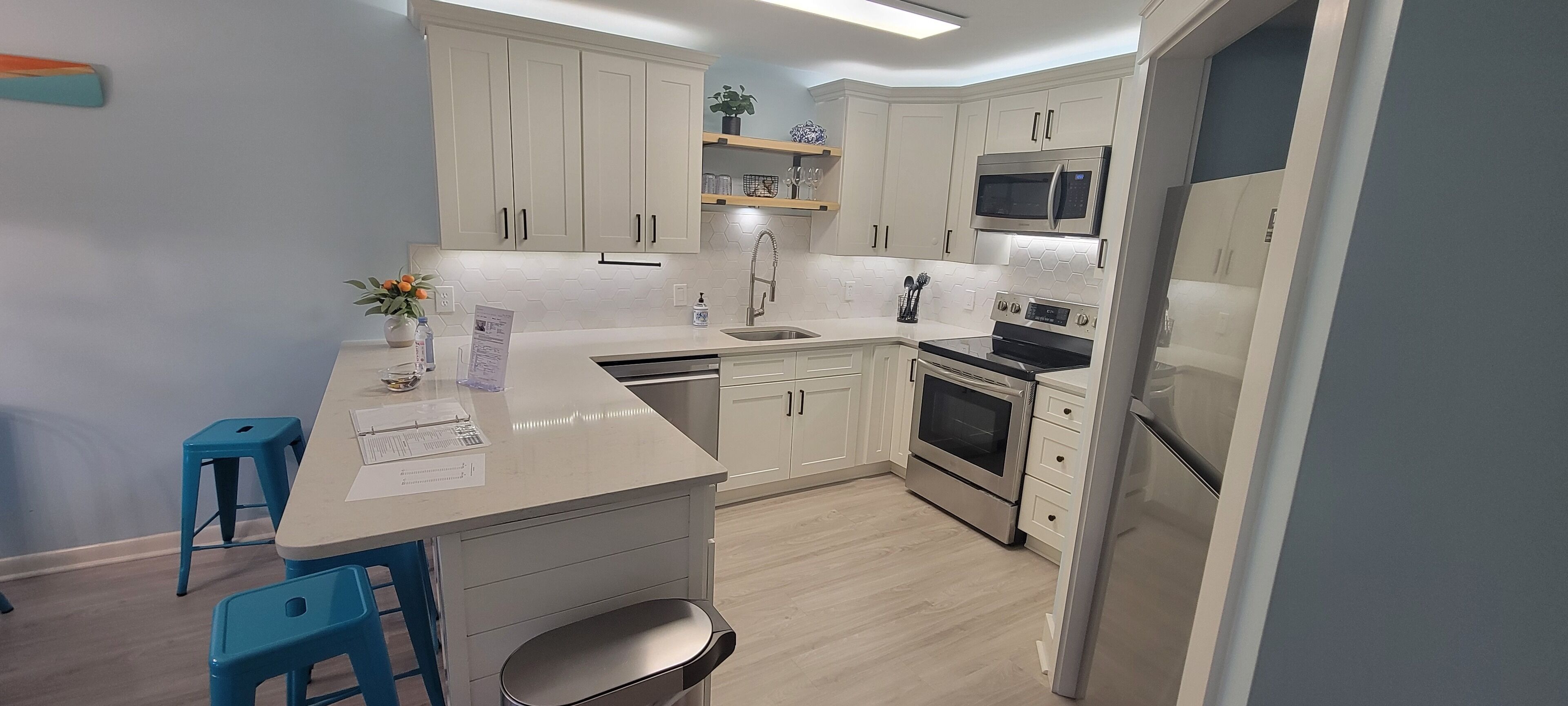 Geladeira, micro-ondas, fogão, cooktop