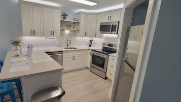 Geladeira, micro-ondas, fogão, cooktop