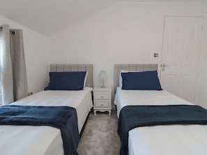 2 kamar tidur dan didekorasi berbeda-beda