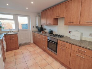 Cookware/dishes/utensils - Ironstone Cottage (Middlesbrough)