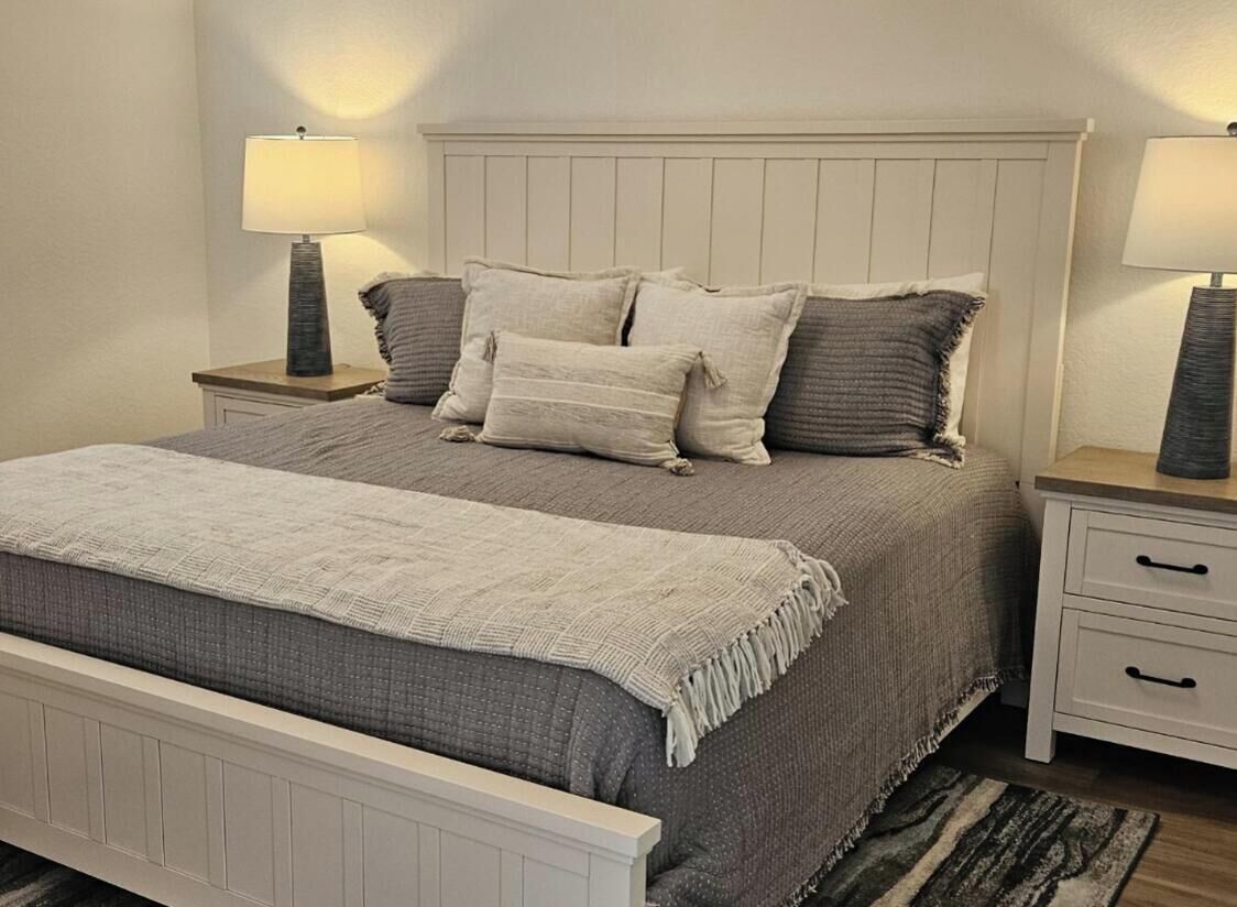 Iron/ironing board, WiFi, bed sheets