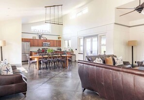 Televisión, reproductor de DVD y oficina