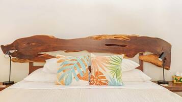 3 bedrooms, desk, iron/ironing board, travel crib