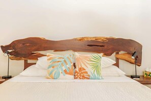 3 bedrooms, desk, iron/ironing board, travel crib - Oceanfront gated estate w/heated saltwater pool. (Pepeekeo)