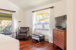 3 bedrooms, desk, iron/ironing board, travel crib