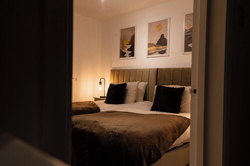 Luxury Flat FREE PARKING-Next To Station