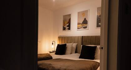 Luxury Flat FREE PARKING-Next To Station