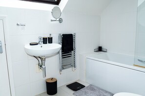 Serviettes fournies, savon, papier toilette