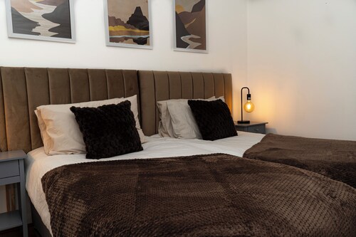 Luxury Flat FREE PARKING-Next To Station