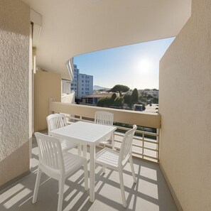 Outdoor dining - Copacabana Canet Sud – 2-Room Apartment with Terrace and Pool (Canet-en-Roussillon)