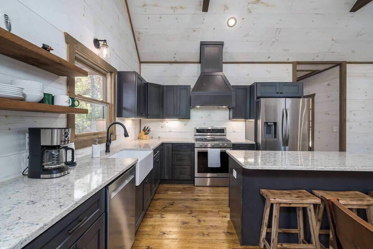 冷蔵庫、電子レンジ、オーブン、コンロ