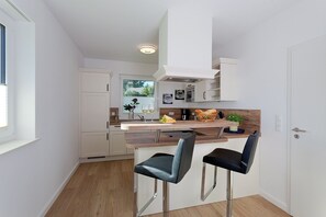 Fridge, microwave, oven, stovetop - Modernes Ferienhaus für 6, Haus Meer (Heringsdorf)