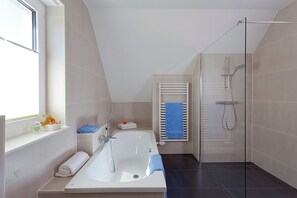 Shower, hair dryer, towels, toilet paper - Modernes Ferienhaus für 6, Haus Meer (Heringsdorf)