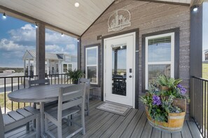 Outdoor dining - The Grape Escape (Fredericksburg)