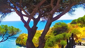 A wooden pathway leading to a scenic overlook with a view of the sea and coastal landscape. - Casa Luna with Saltwater Pool – Private Pool, Garden & Parking (Olhos de Água)