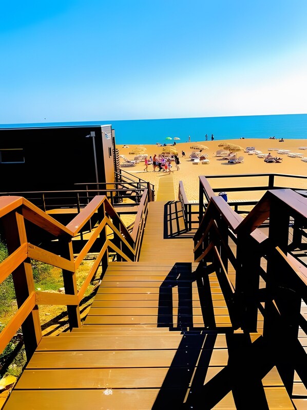 بالقرب من الشاطئ