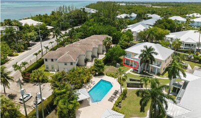 Cosy 1-Bed, Pool + Sea and Dining close by